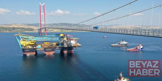 Dev vinç gemisi Çanakkale Boğazı'ndan geçiyor