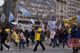 Arjantin'de binlerce kişi 30 binden fazla şirketin kapanmasını protesto etti