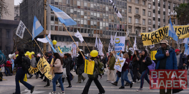 Arjantin'de binlerce kişi 30 binden fazla şirketin kapanmasını protesto etti