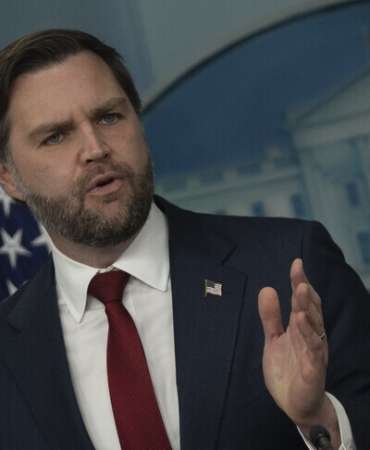 Vance, ABD ordusundaki mühimmat sıkıntısı için Biden yönetimini suçladı