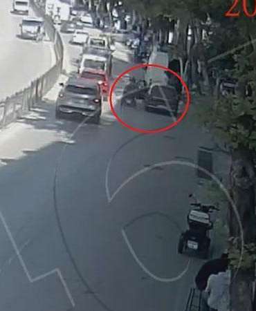Sürücünün açtığı kapı elektrikli bisikletteki kadına çarptı, gözlük camının parçaları yüzüne saplandı