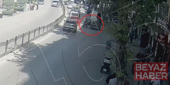 Sürücünün açtığı kapı elektrikli bisikletteki kadına çarptı, gözlük camının parçaları yüzüne saplandı