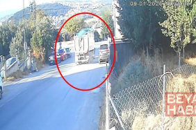 2 otomobile çarpan hafriyat kamyonu, evin bahçesine düştü