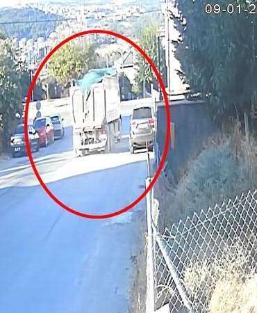 2 otomobile çarpan hafriyat kamyonu, evin bahçesine düştü