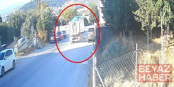 2 otomobile çarpan hafriyat kamyonu, evin bahçesine düştü
