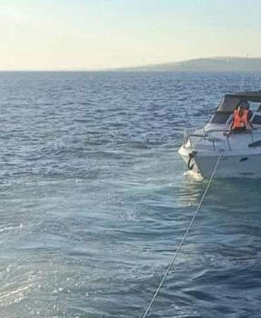 Beylikdüzü açıklarında makine arızası nedeniyle sürüklenen tekne kurtarıldı