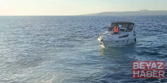 Beylikdüzü açıklarında makine arızası nedeniyle sürüklenen tekne kurtarıldı