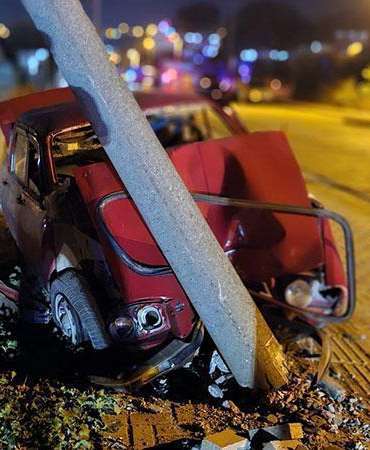 Çanakkale otomobil, yolun karşına geçmeye çalışan aileye çarptı: 1 ölü, 4 yaralı