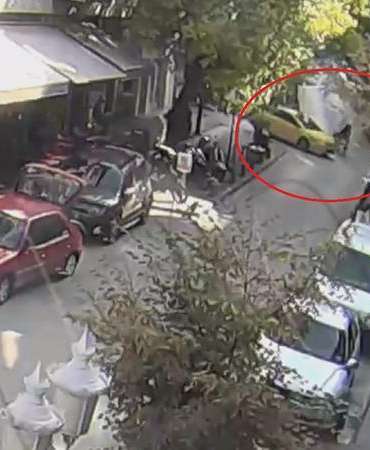 Ehliyetsiz sürücünün motosikleti taksiye çarptı; kaza kamerada