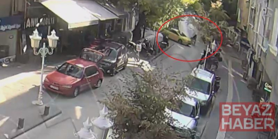 Ehliyetsiz sürücünün motosikleti taksiye çarptı; kaza kamerada