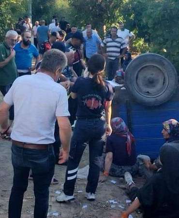 Fındık işçilerini taşıyan traktör devrildi: 18 yaralı