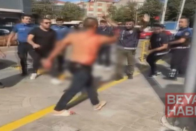 Esenler’de kendini yaralayıp bıçakla polislerin üzerine yürüyen şüpheli kamerada