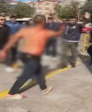 Esenler’de kendini yaralayıp bıçakla polislerin üzerine yürüyen şüpheli kamerada
