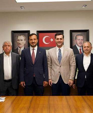 Üsküdar’da 4 CHP’li meclis üyesi AK Parti’ye katıldı