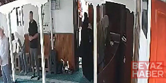 Camiye namaza gelen kadının çantasındaki altınları çaldılar