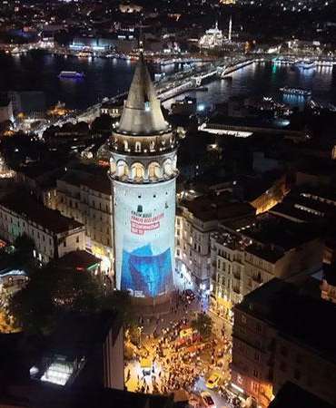 Dezenformasyonla mücadele mesajları Galata Kulesi’ne yansıtıldı