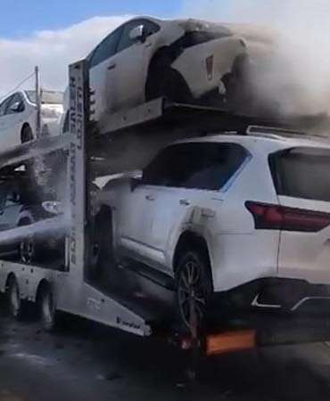 Ağrı’da otomobil yüklü TIR’da yangın