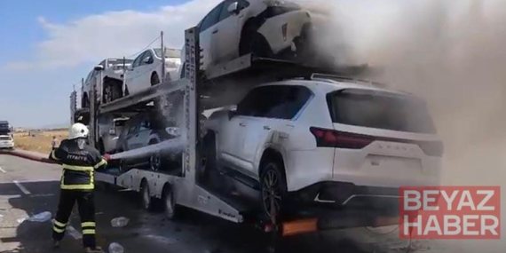Ağrı’da otomobil yüklü TIR’da yangın
