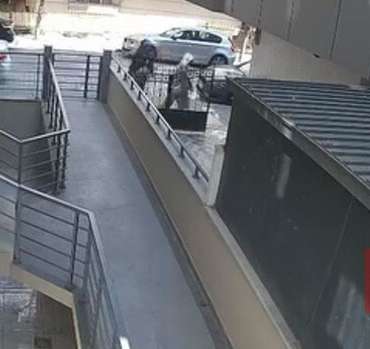 Avcılar'da kadın kıyafetli hırsızlar kamerada: Açık kapıya şaka yaptılar, kabusu yaşadılar