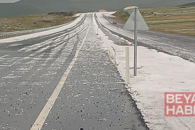 Çıldır kara yolu dolu nedeniyle beyaza büründü