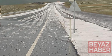Çıldır kara yolu dolu nedeniyle beyaza büründü