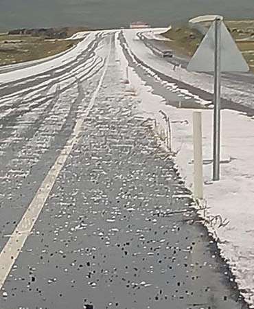 Çıldır kara yolu dolu nedeniyle beyaza büründü