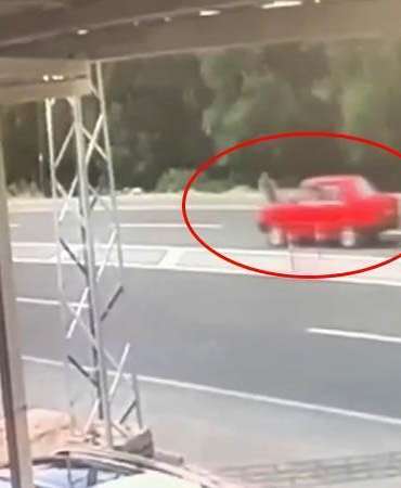 Yolun karşısına geçerken otomobilin altında kalarak öldü; o anlar kamerada