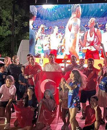 Filenin Sultanları’nın zaferi Osmaniye’de dev ekrandan izlendi