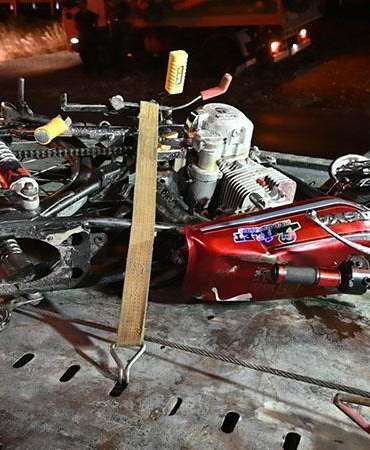 Kırıkkale’de motosiklet trafik levhasına çarptı: 2 yaralı