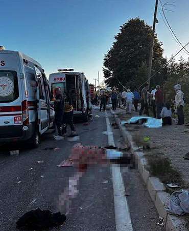 Akçakoca’da TIR ile patpat çarpıştı: 4 ölü, 9 yaralı