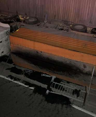Avcılar’da asfalt kamyonu virajı alamayarak alt geçit yoluna düştü: 1 yaralı