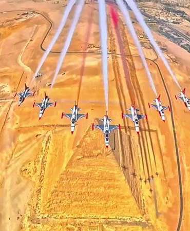 Türk Yıldızları Akrobasi Timi, Mısır Piramitleri üzerinde gösteri uçuşu gerçekleştirdi