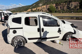 Refüje çarpan hafif ticari araç, takla attı; 4 yaralı