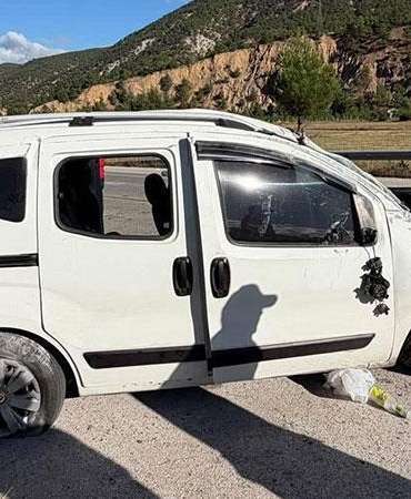 Refüje çarpan hafif ticari araç, takla attı; 4 yaralı