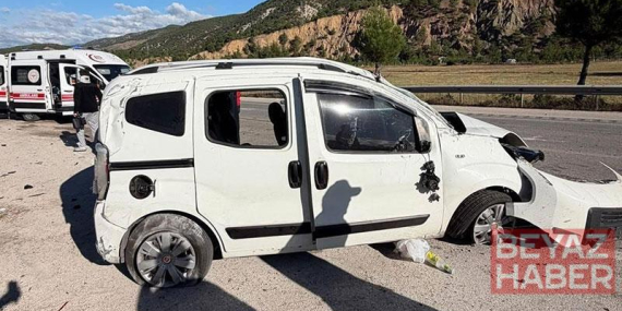 Refüje çarpan hafif ticari araç, takla attı; 4 yaralı