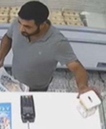 Esenler’de tatlıcı dükkanından sadaka kutusunu çalan şüpheli kamerada