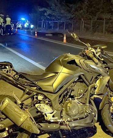 Devrilen motosikletten midibüsün altına savrulan sürücü hayatını kaybetti