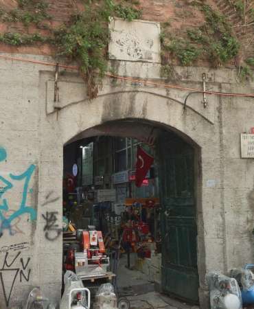 Tarihi Galata Bedesteni’nin duvarlarına grafiti