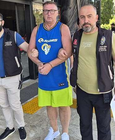 Otel personeliyle tartışıp, Türk bayrağına tüküren İngiliz turist tutuklandı