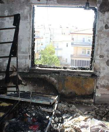 2 yaşındaki çocuk çakmakla oynarken evi yaktı