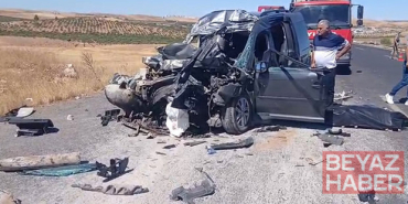 Kamyona arkadan çarpan hafif ticari araç hurdaya döndü: Aynı aileden 4 kişi öldü