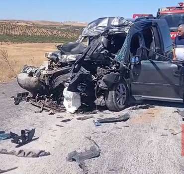 Kamyona arkadan çarpan hafif ticari araç hurdaya döndü: Aynı aileden 4 kişi öldü