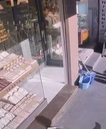 Küçükçekmece’de iş yerine silahlı saldırı düzenleyen şüpheli yakalandı