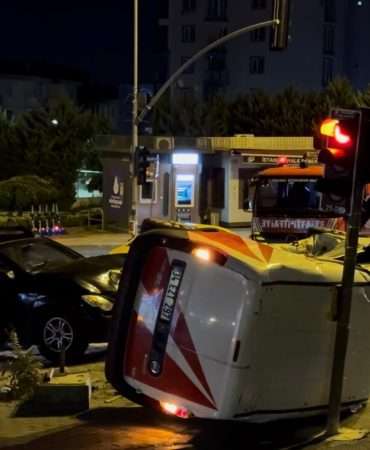 Üsküdar’da, kamyonetle çarpışan hafif ticari aracın sürücüsü yaralandı