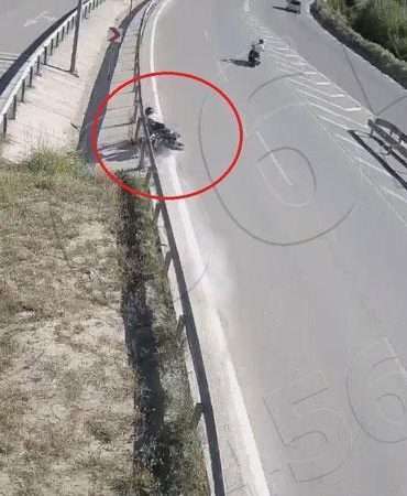 Amasya’da bariyere çarpan motosikletin sürücüsü öldü; kaza kamerada