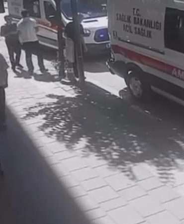 Kaza sonrası yaralıları taşıyan ambulanslar kaza yaptı, o anlar kamerada