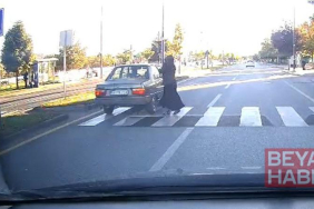 Yaya geçidinde otomobilin altında kalmaktan son anda kurtuldu