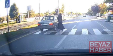 Yaya geçidinde otomobilin altında kalmaktan son anda kurtuldu