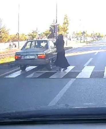 Yaya geçidinde otomobilin altında kalmaktan son anda kurtuldu