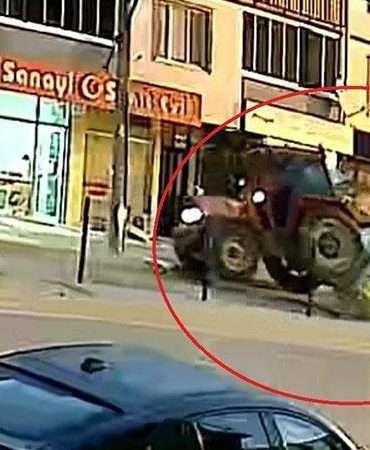 Tarım işçilerini taşıyan minibüs, park halindeki traktöre çarptı; 10 kişinin yaralandığı kaza kamerada